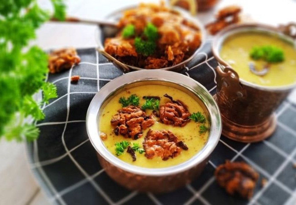 Punjabi Kadhi: Máslovo-jogurtový krém s cibulovými „knedlíčky“