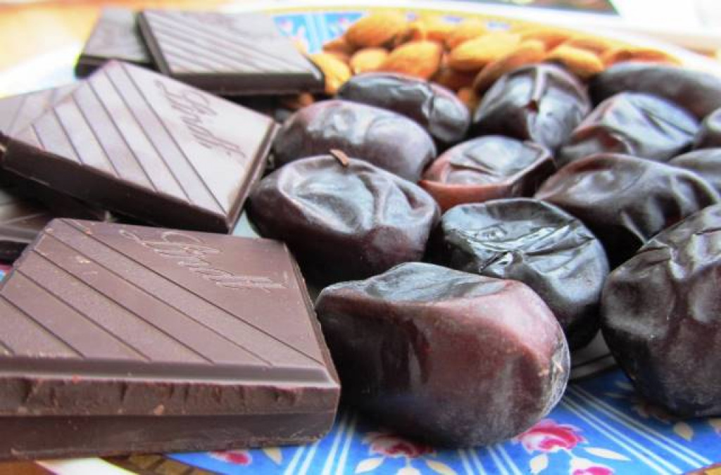 Datle v čokoládě plněné praženými mandličkami