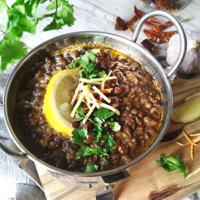 Domácí luštěninový dhal (Whole brown lentils curry)