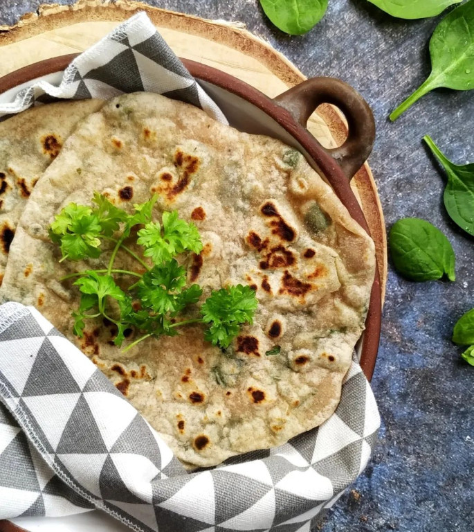 Placky parathas plněné špenátovou směsí (Palak parathas)