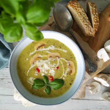 Cuketová polévka s žampiony, bazalkou a parmezánem