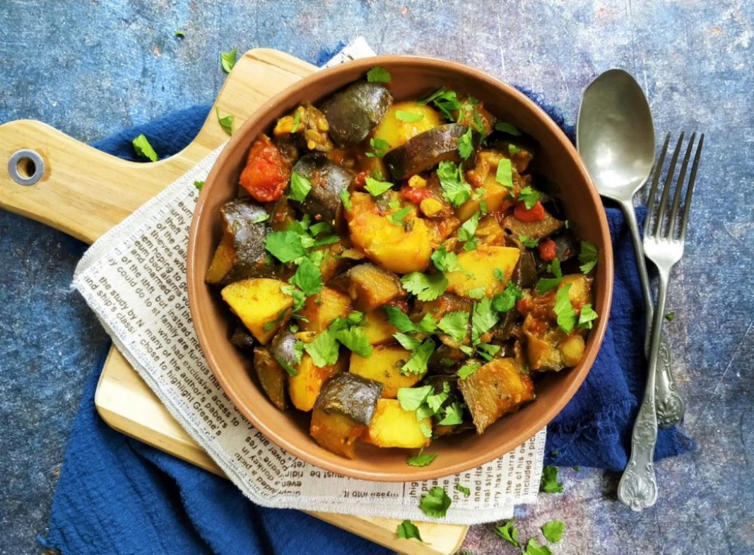 Zeleninové kari baigan bharta - brambory s lilkem