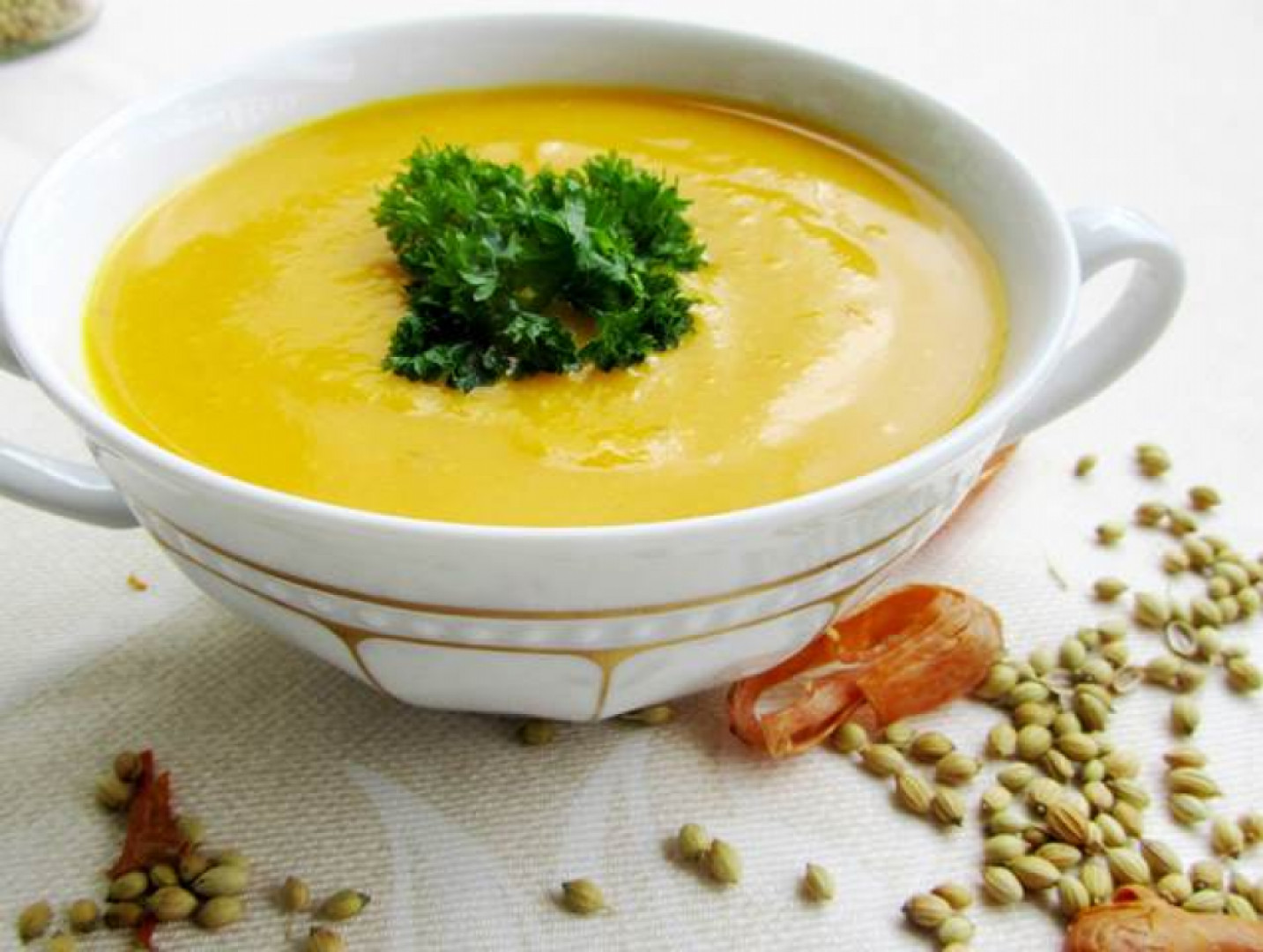 Dýňová polévka se špetkou skořice, muškátovým květem a koriandrem