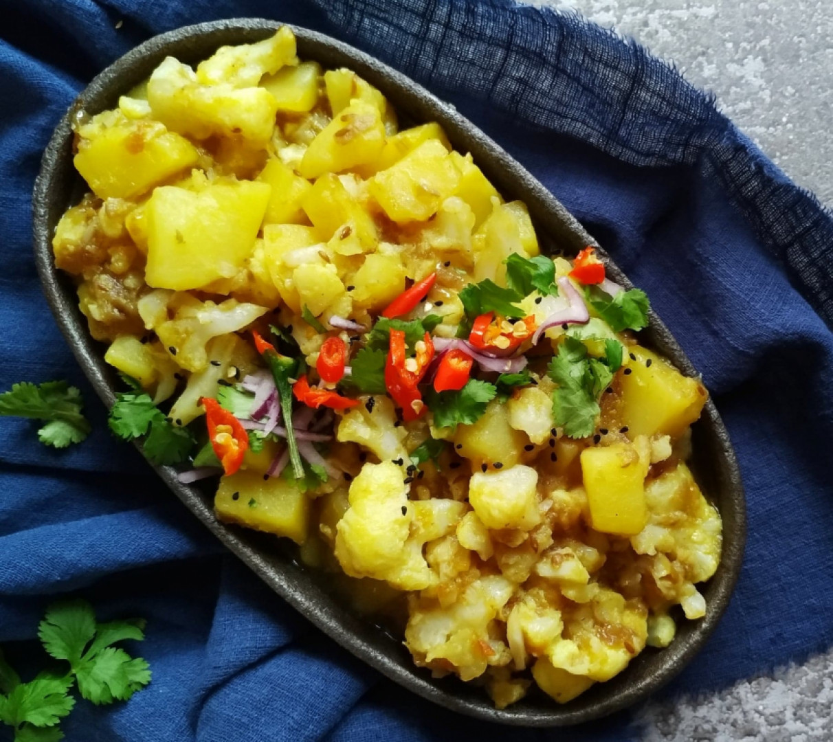 Aloo Ghobi - brambory s květákem v pikantní kořeněné omáčce